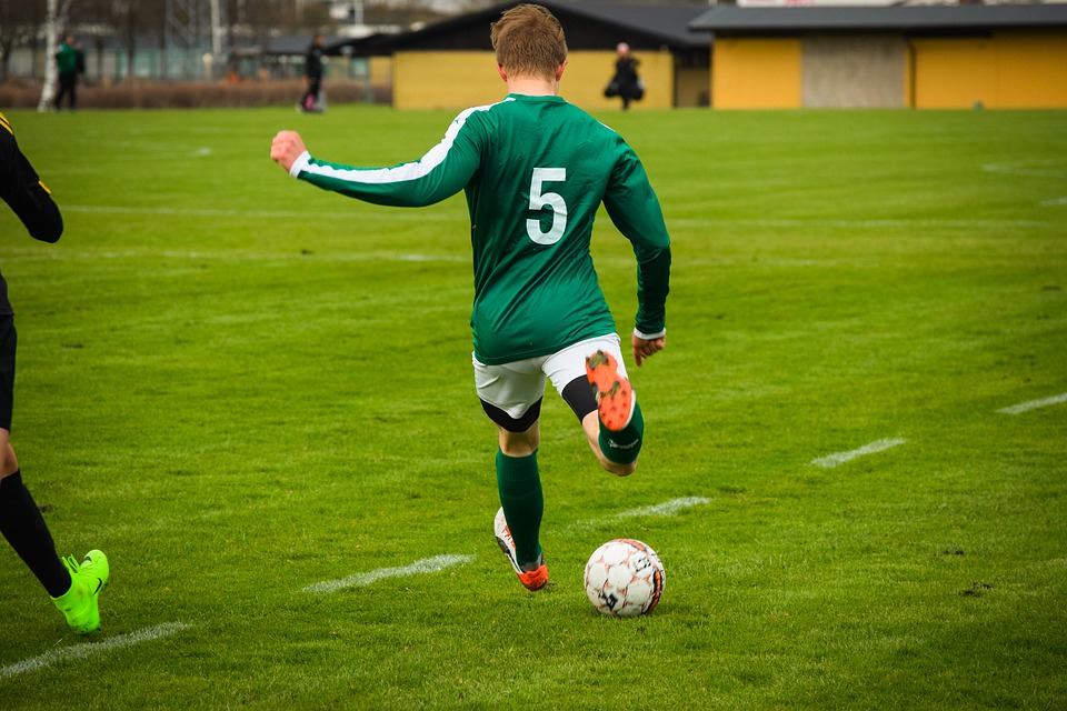 Zapomeňte na nudu. Vyrazit na fotbal je dnes levné a snadné